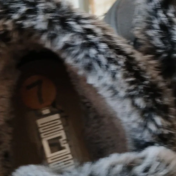 Nwot Hey Dude Size 7 Slip-ons - Picture 3 of 10